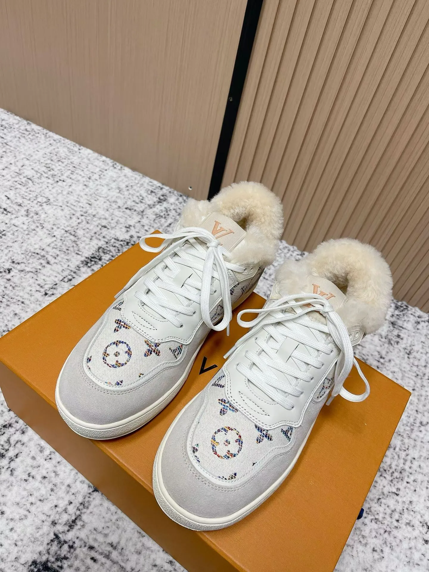Men's shoes pP700! Top version Louis Vuiton Louis Vuitton sneakers casual shoes wool style‼ ️ LV Trainer sneakers are a classic idea inspired by retro basketball shoes by designer Virgil Abloh. This time, they are spliced ​​with smooth cow leather and Monogram embossed grained cow leather, and are embellished with Monogram flowers on the rubber outsole, reflecting a striking jump in one color! Fabric: Original imported first-layer cowhide Lining: Warm wool lining Bottom thickness: about 3cm Size: 35-41